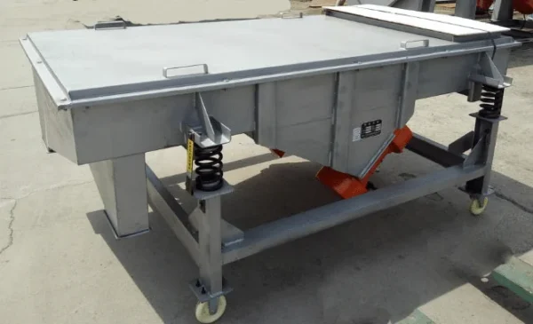 Mobile linear vibrating sieve