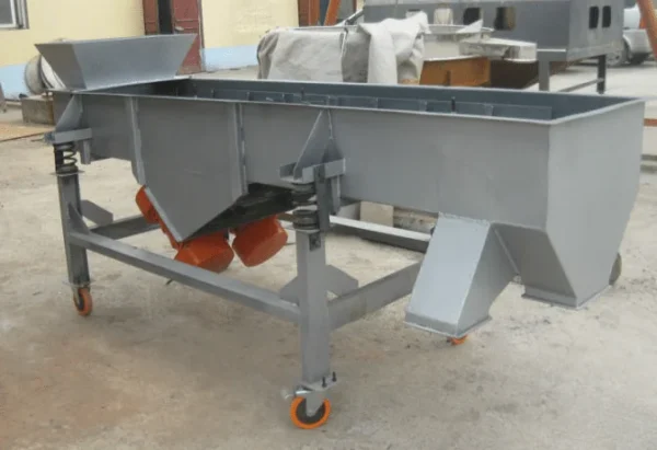Mobile linear vibrating sieve